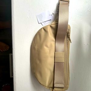 Lululemon adventurer bag 2.5L